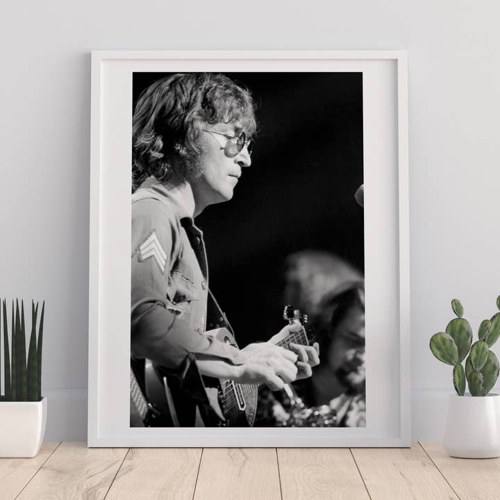 The Beatles - John Lennon tocando violão - impressão artística de 11 x 14” por atacado de Star Editions