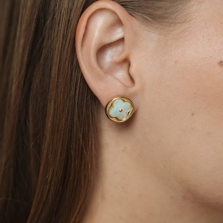 Orecchini a bottone con fiore in madreperla, placcati in oro o argento per la vendita all'ingrosso da parte di Sedy Jewelry