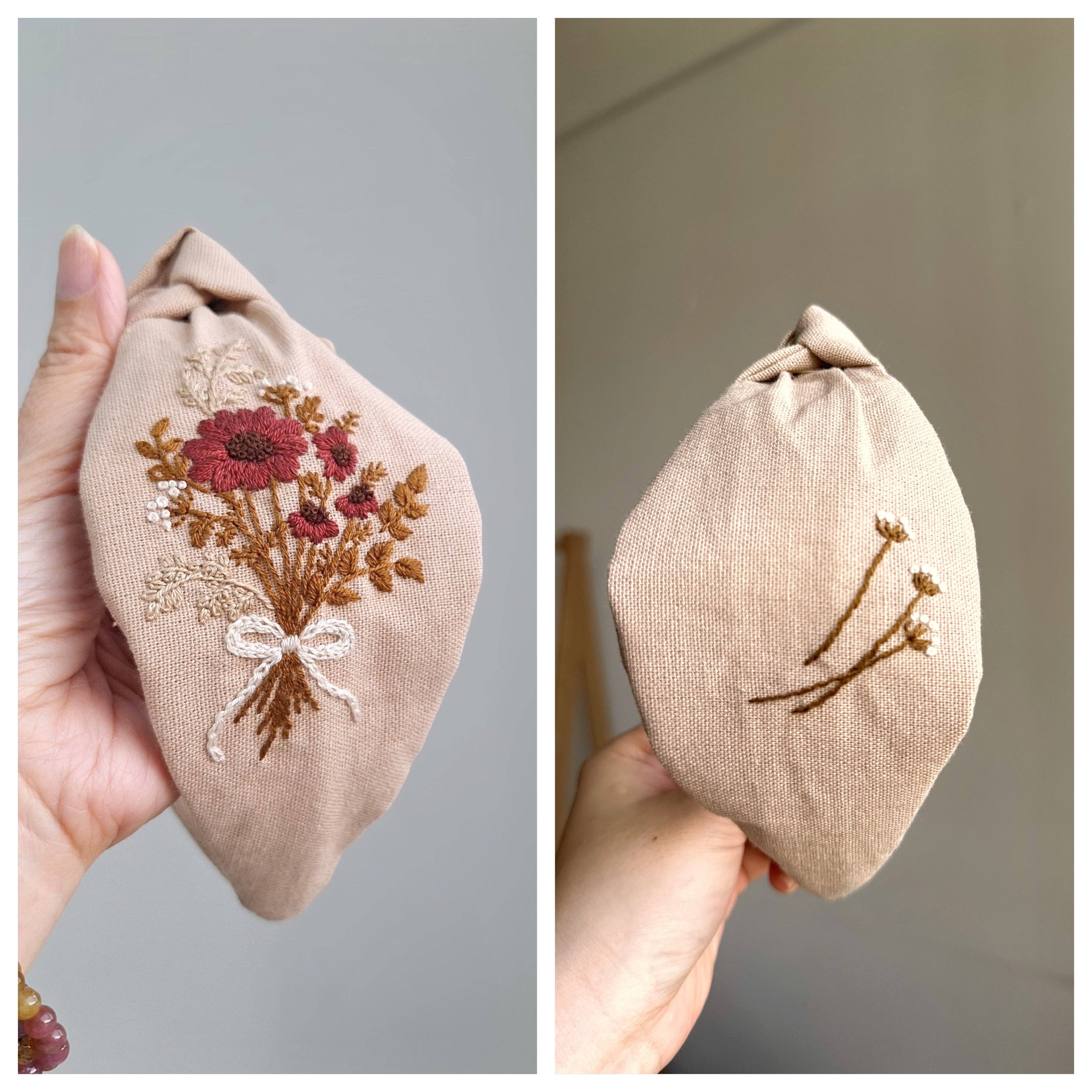 Quince Fables - Vendita all'ingrosso Fascia per capelli - Donna - Turbante annodato in lino ricamato floreale, Collezione Harper 🪡3