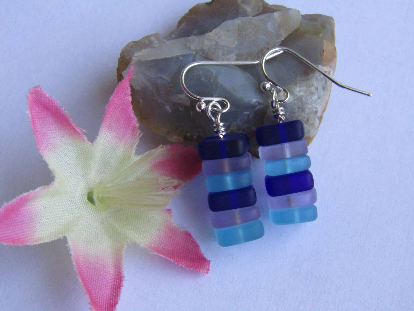 Bad Apple Designs – Großhandel Ohrhänger – Gestapelte blaue und lila Meerglas-Ohrringe mit Kieselsteinen, Geschenk für sie, Meeresliebhaber, Strandschmuck, Boho, Minimalist Drops1