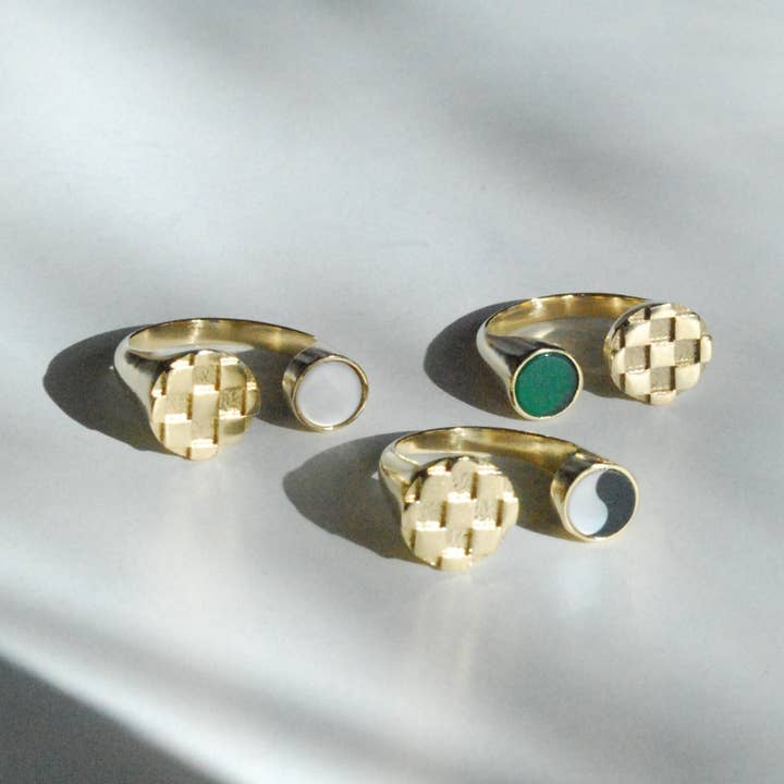 Anillo con incrustaciones de tablero de ajedrez dividido para venta al por mayor de Take Shape Studio