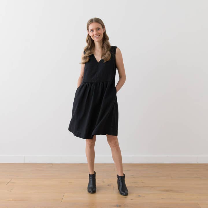 Robe en lin noire Charlotte pour la vente par LinenMe