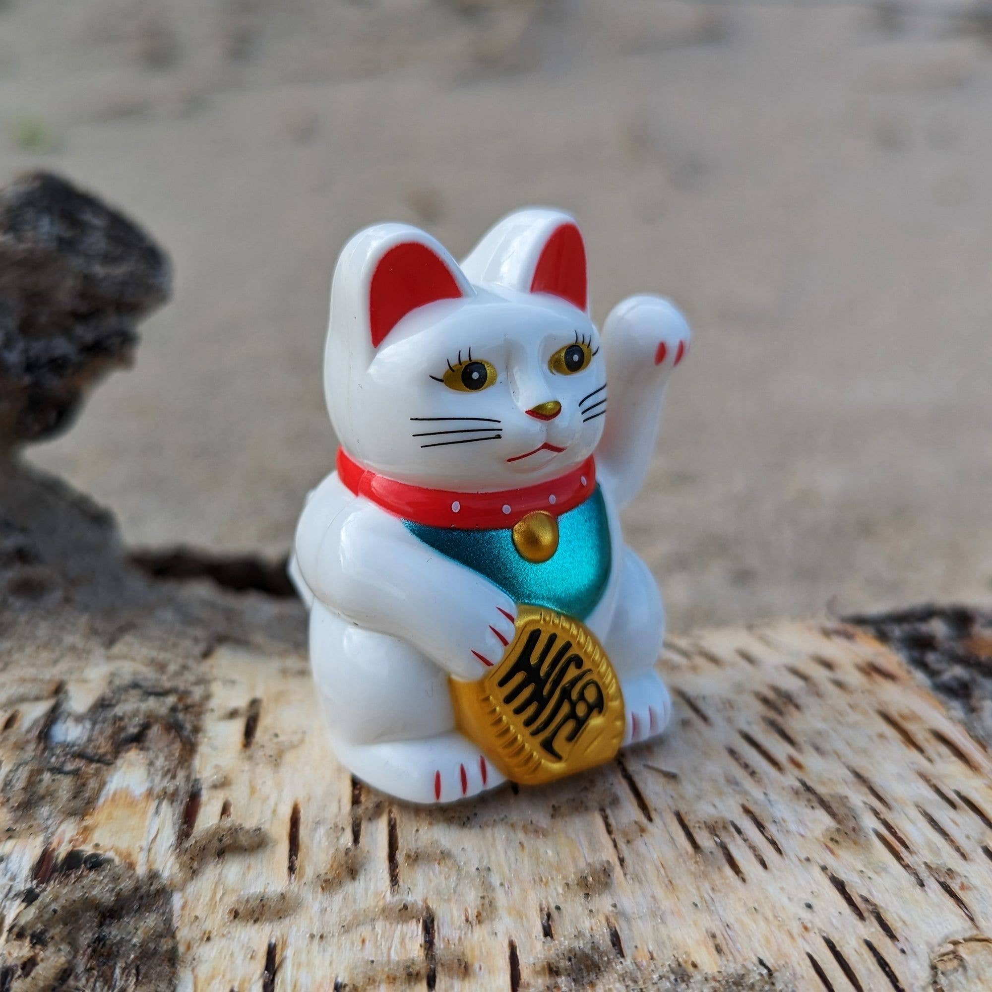 Tribal Trade GmbH – wholesale Decorative figurine – Lucky cat mini Maneki-neko white wave cat solar 5cm7