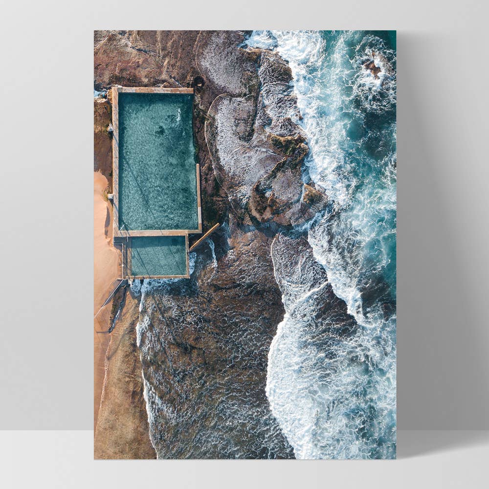 PRINT AND PROPER - Vente Affiche d'art - Affiche de vue par drone sur la plage et la piscine rocheuse de Mona Vale. Art australien0