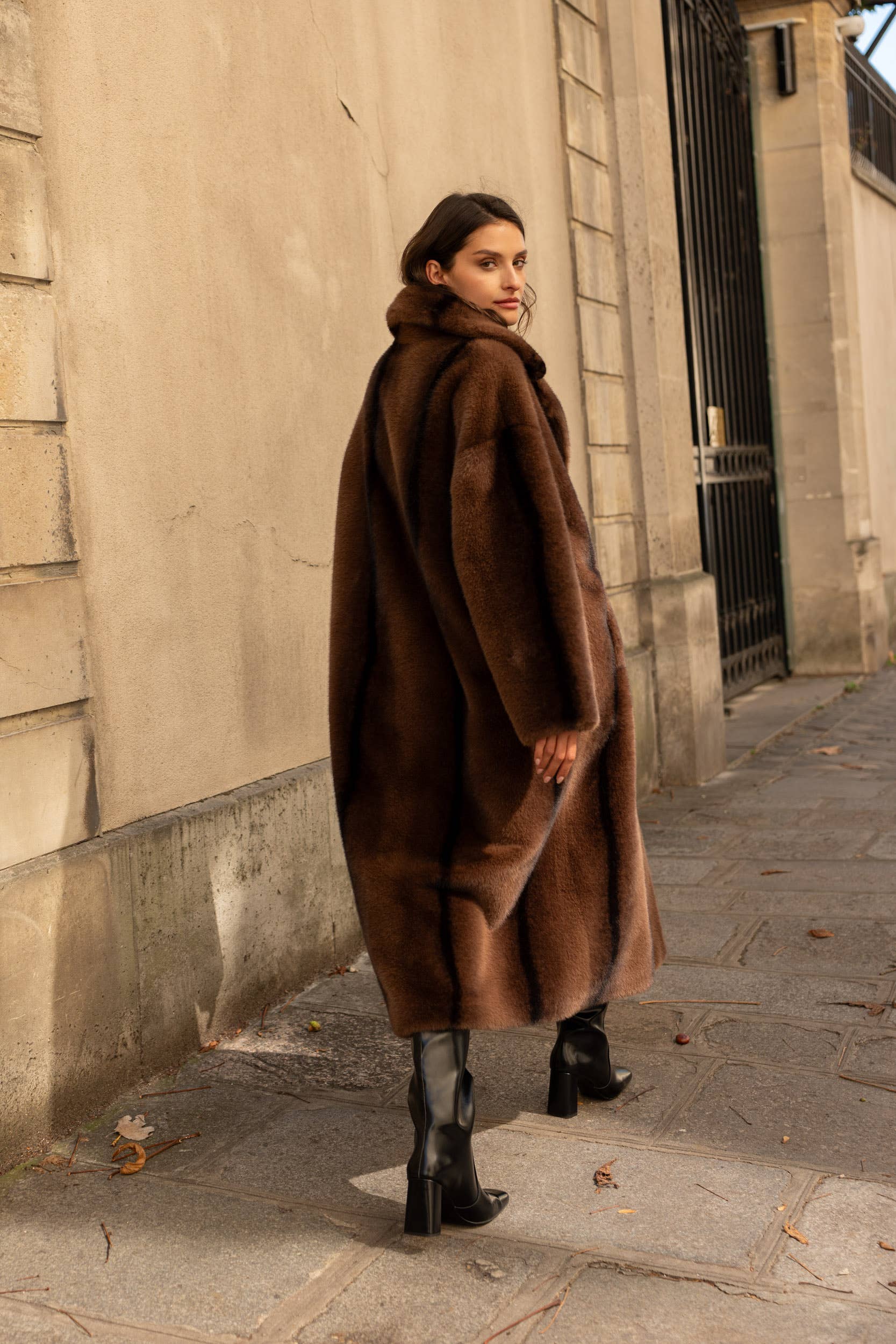 Attentif Paris - Wholesale Fur/Faux Fur Coat - Women's - Long synthetic fur coat with lapel collar63