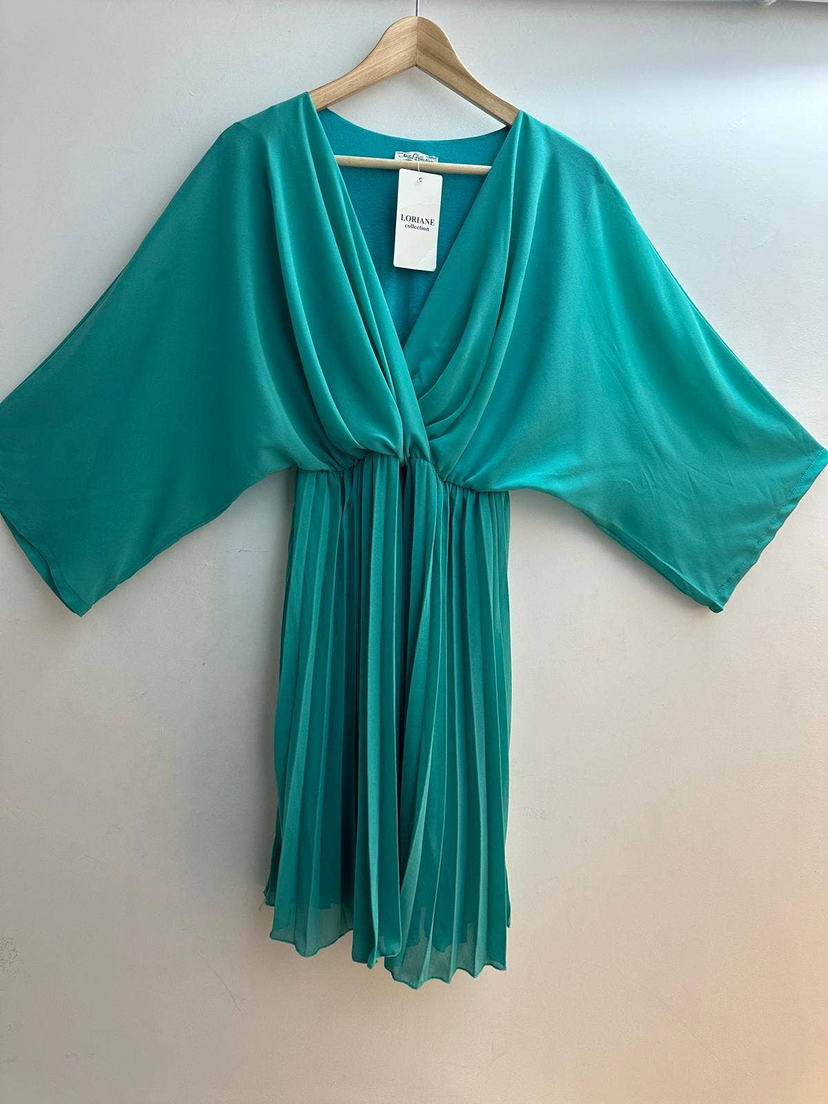 LORIANE – wholesale Dress – Women's – 10558 V-neck pleated short dress with viscose lining1