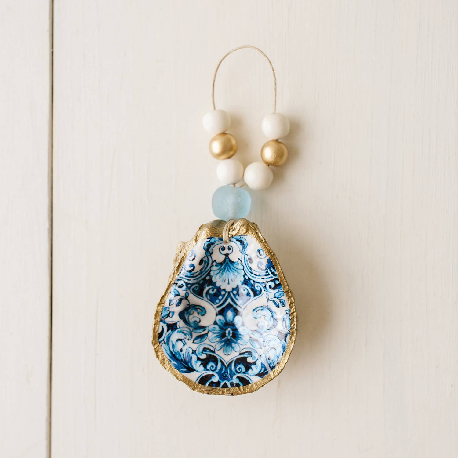 Grit and Grace Studio – Engroshandel Pynt – Dekorationsvedhæng af østersskal med decoupage: Indigo-kollektionen2