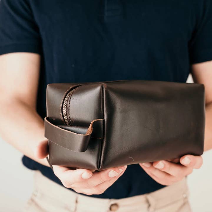 Brun Foncé Cadeaux personnalisés pour garçons d'honneur Trousse de toilette | DB en vente sur Faire7