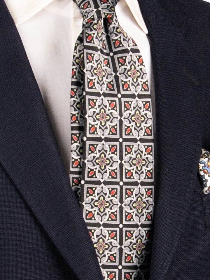 Sizilianische Krawatte aus Satin mit mehrfarbigem Majolika-Druck CS33 für den Großhandel von Graffeo Cravatte