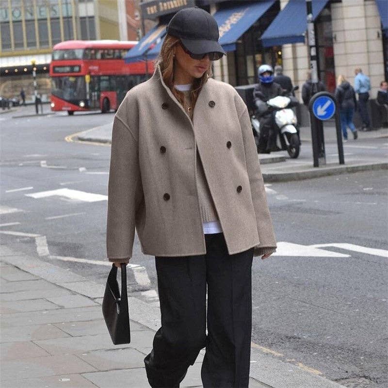 Brun Damefrakke med V-udskæring og dobbeltknaplukning i uld for engroshandel på Faire1