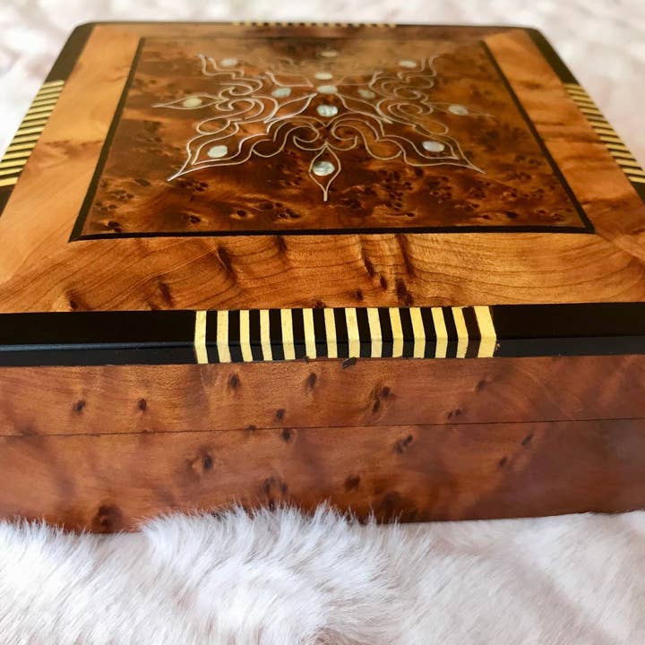 AtlasPerles - Vente Boîte/rangement à bijoux - Boîte à bijoux en bois de luxe marocain sans clé, gravée, incrustée de nacre, souvenir d'anniversaire, de mariage, boîte décorative en thuya.3