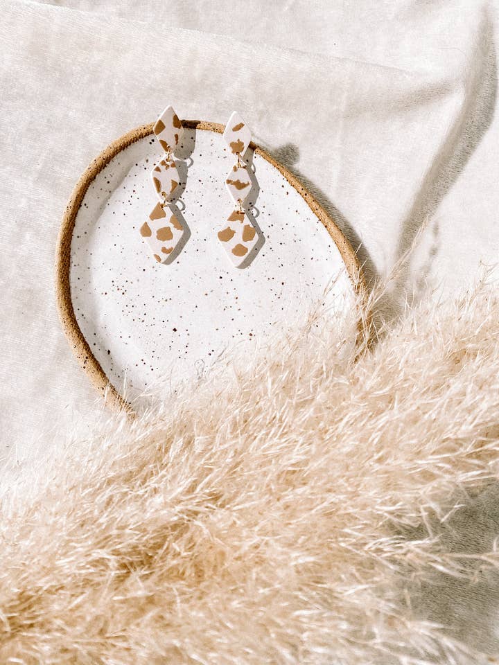 Anita in Tan + Cremefarbener Kuhdruck für den Großhandel von Corvega Clay Goods