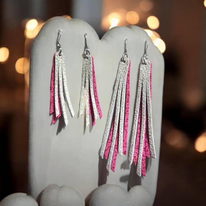 Blanc chatoyant et frange rose pour la vente par Bushleys Beauties, LLC