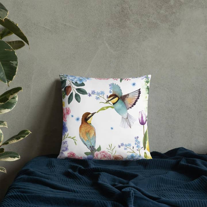 Coussin créatures à plumes pour la vente par Cushion Covers Store
