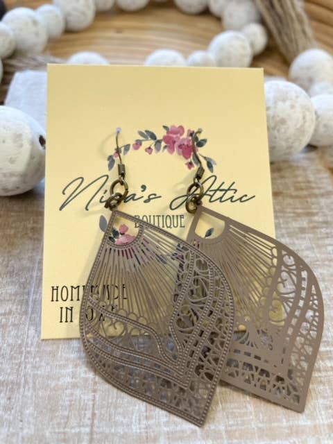 Lg Taupe Ovaler Tropfen für den Großhandel von Nina’s Attic