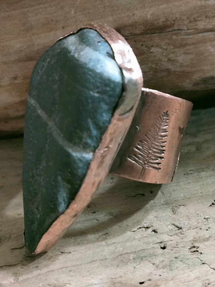 Anello Statement in rame e pietra per la vendita all'ingrosso da parte di Mi Dio Jewelry