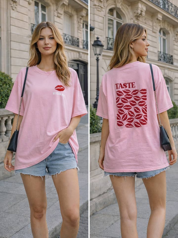 T-shirt stampata "Kiss Me" per la vendita all'ingrosso da parte di Amy & Clo Invogue