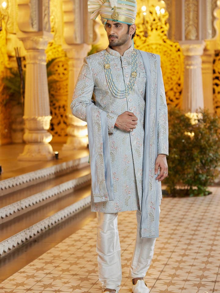 Graue Kunstseide Traditionelle Indo-Western-Sherwani Lange Kurta mit Hose & Dupatta für Herren zur Hochzeit - Stickereiarbeit für den Großhandel von HATKE BRIDE