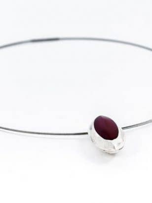 Ciondolo a forma di bozzolo in galalite rossa per la vendita all'ingrosso da parte di GALERIE WENGE