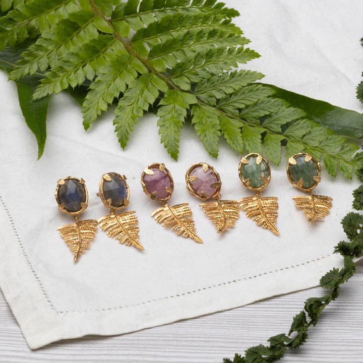 Amanda Coleman Jewelry – Großhandel Ohrhänger – Botanische Nest-Ohrringe mit Farnanhänger und Labradorit-, Rubin- oder Kyanit-Edelstein11