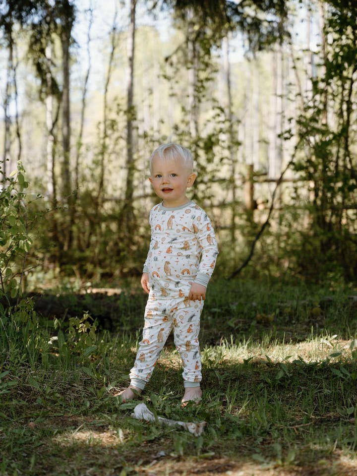 Peaks & Valleys Baby – Conjunto de pijama - Crianças por atacado – Conjunto de Pijama de Manga Comprida com Bolsos e Calças Jogger - Woodland Romp1