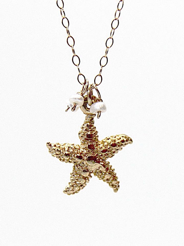 Étoile de mer dorée avec perles d'eau douce pour la vente par Judy Brandon Jewelry