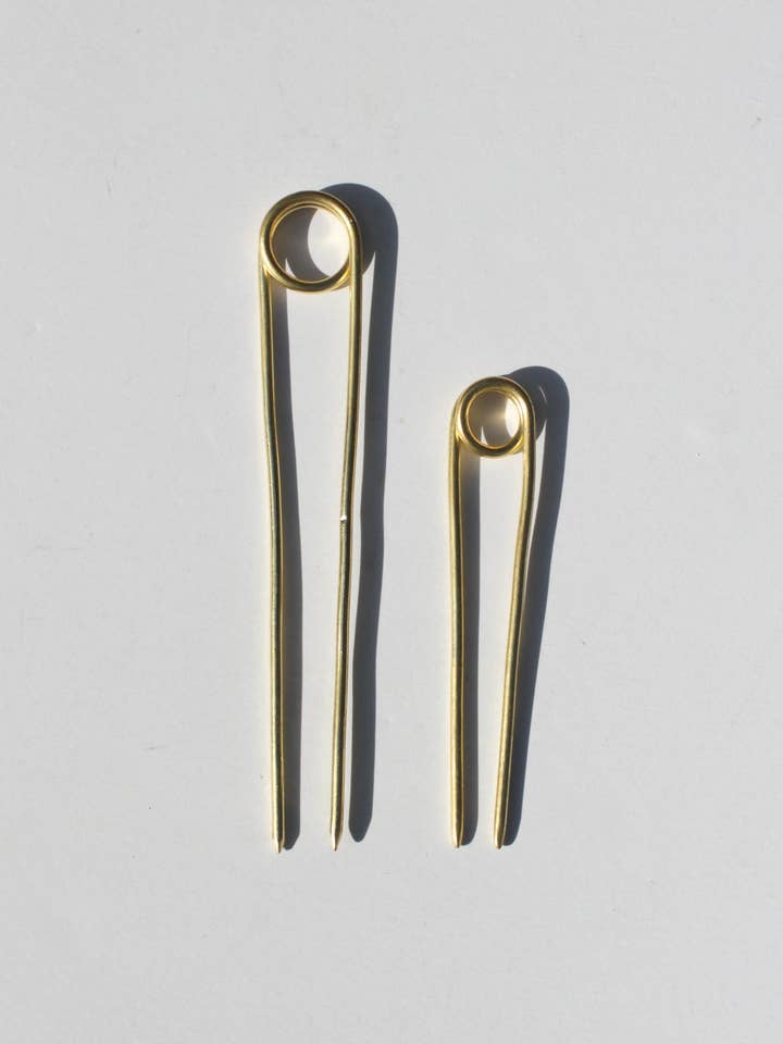 Épingle à cheveux en laiton brut en boucle pour la vente par Rover & Kin