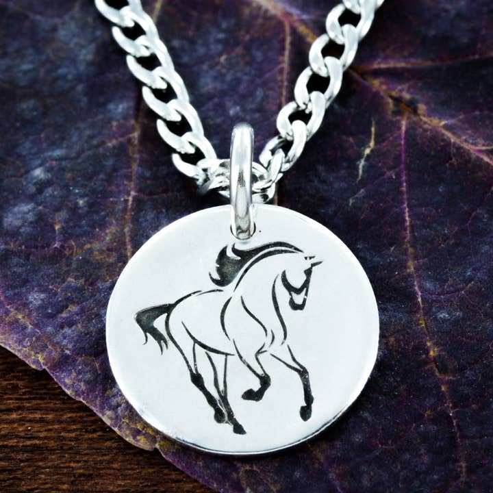 Gravierte Halskette mit Pferdemotiv, gehämmerter Silberanhänger für den Großhandel von NameCoins