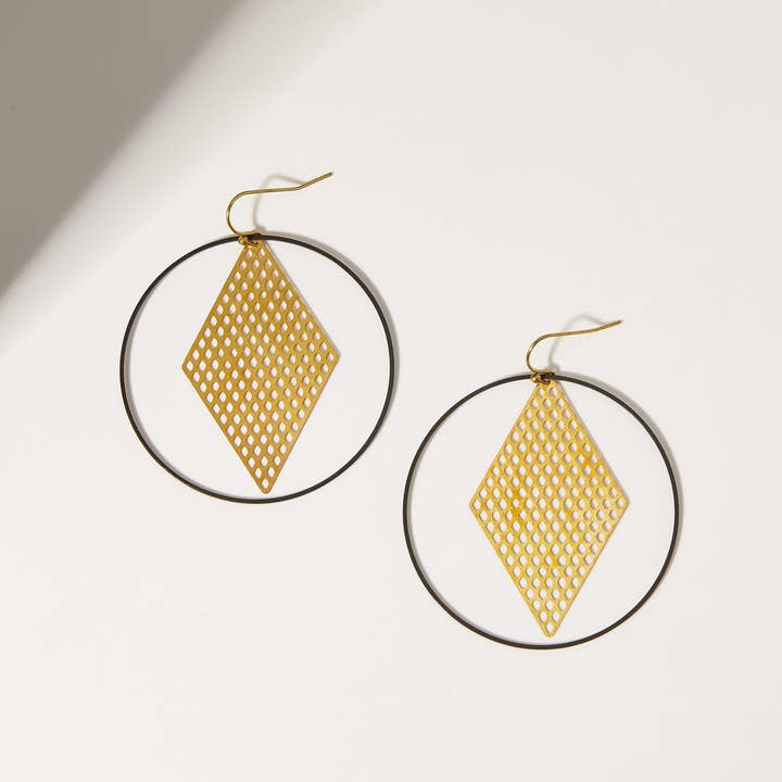 Boucles d'oreilles créoles noires « Le Motif » avec breloque pour la vente par Oh, So Fitting!