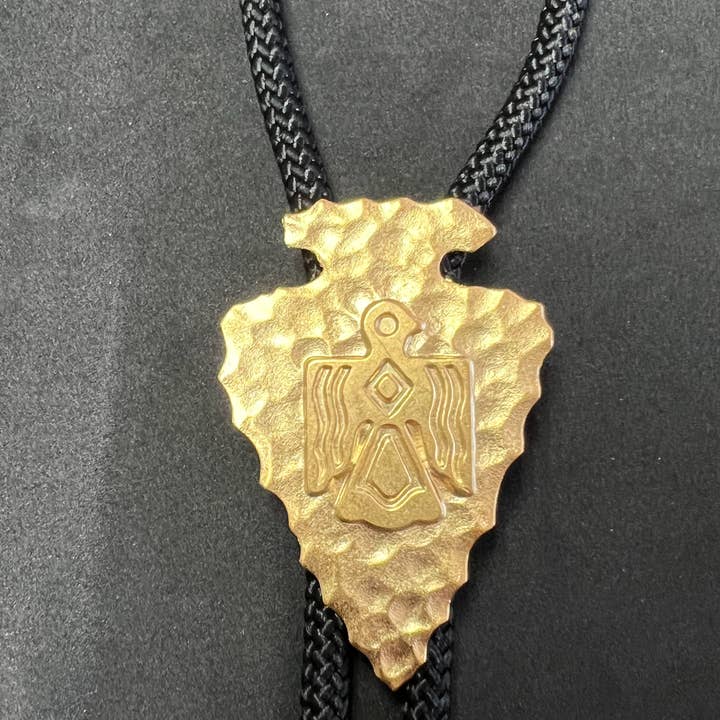 HHH Designs - Vente Colliers à pendentif - pointe de flèche martelée, aztèque au milieu, bolo, cordon noir1