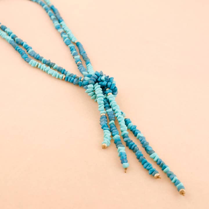 Collier long noué avec perles en résine pour la vente par Sonata