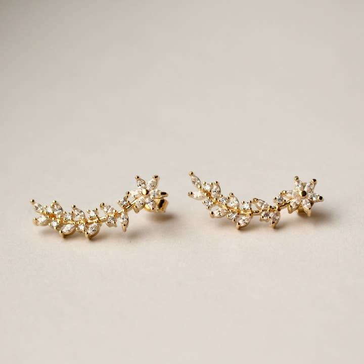 Orecchini con fiori tempestati di zirconia | Demi Fine Jewelry per la vendita all'ingrosso da parte di GYS