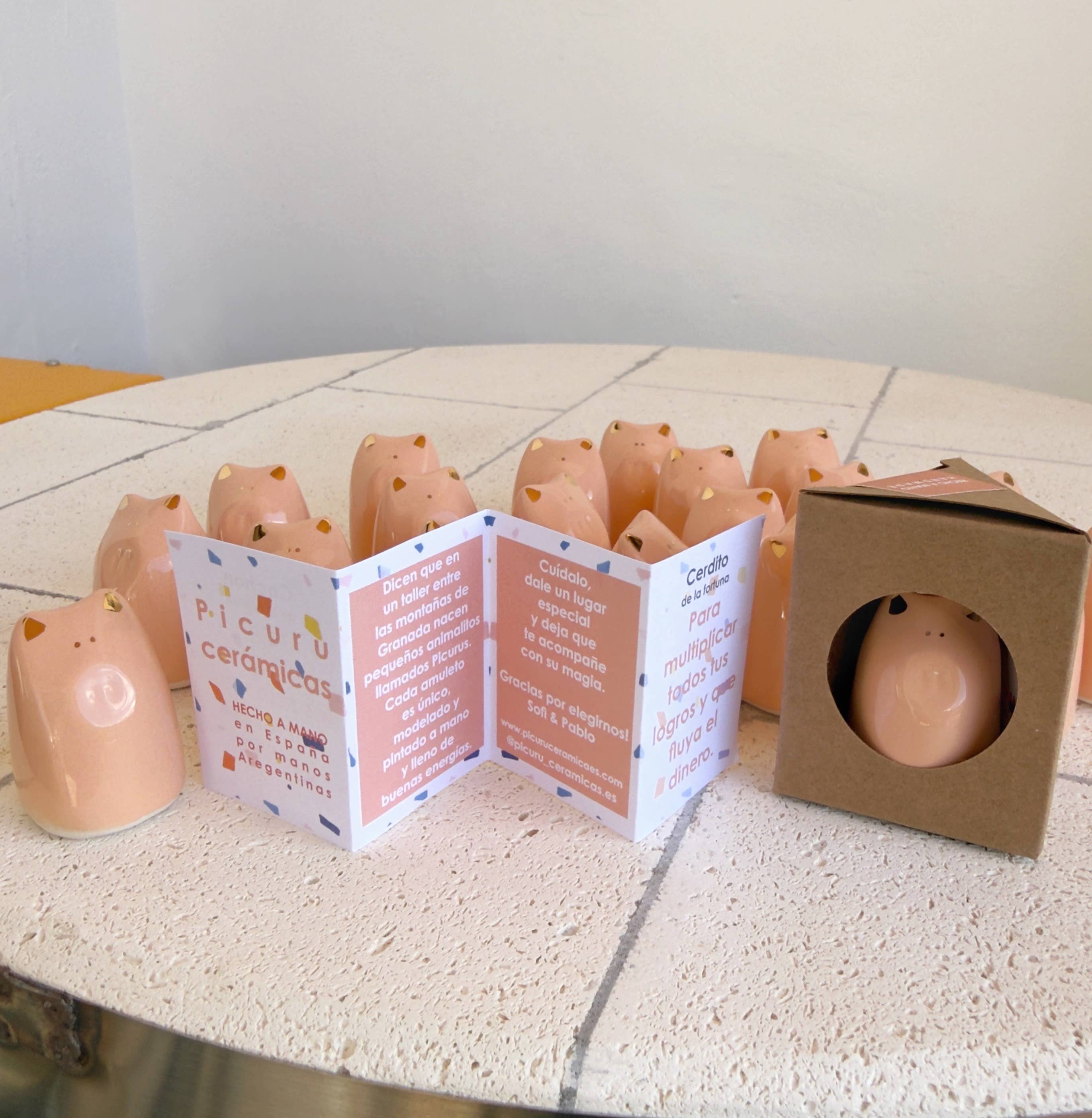 Picuru ceramicas - Wholesale Decorative Figurine - Fortune Pig Amulet - Gold Luster 5 Languages2