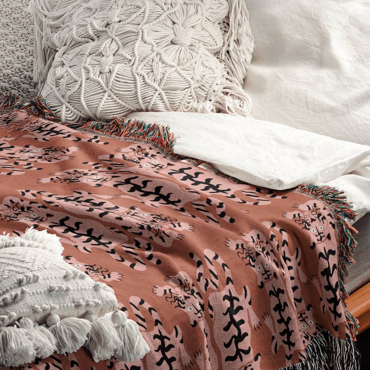 TaylorBassam - Wholesale Throw Blanket - Pink Groovy Tiger Pattern Woven Cotton Throw Blankets4