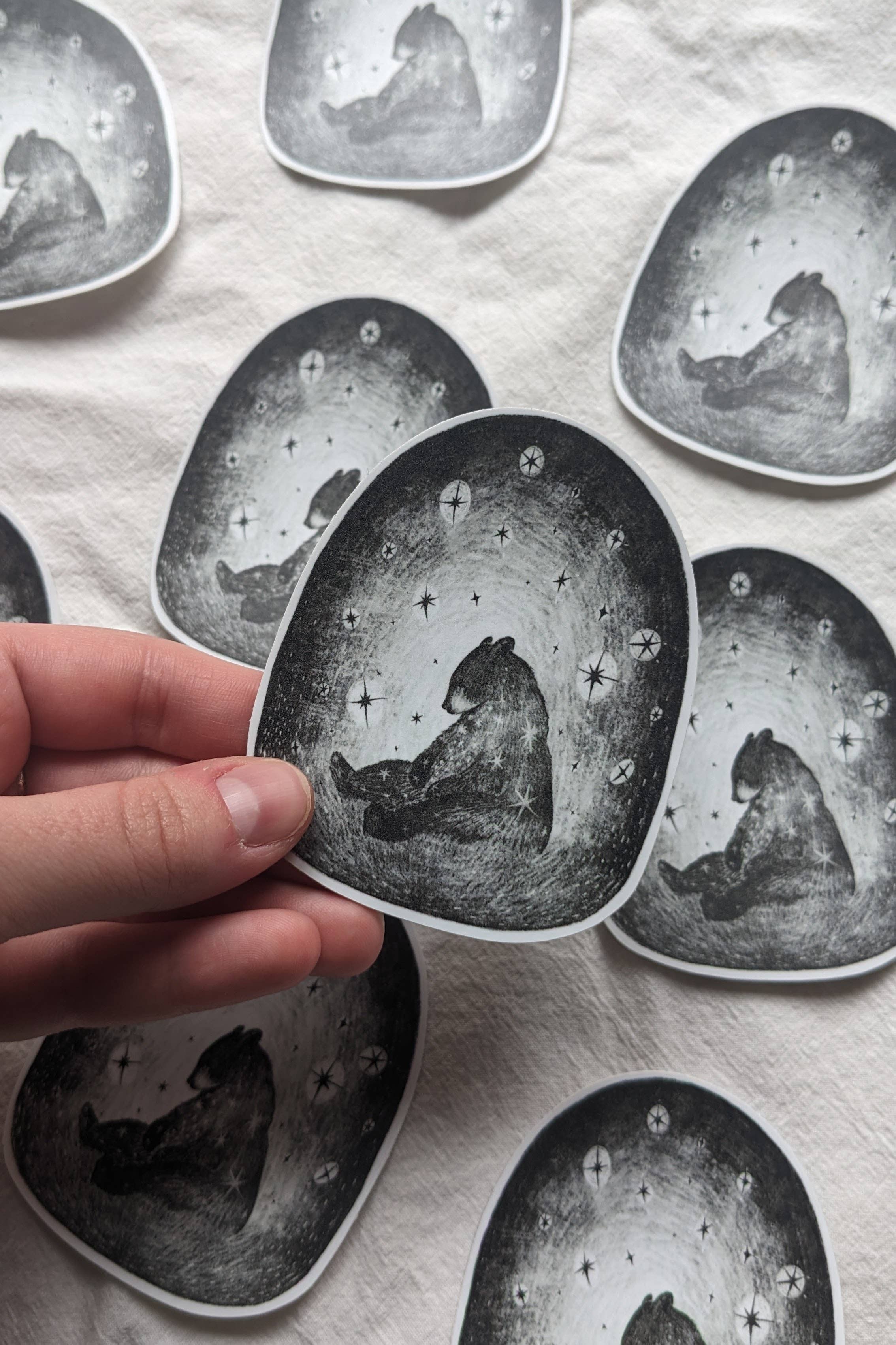 Moth Folk Studio – Engroshandel Klistermærke – „Ursa“ klistermærke2