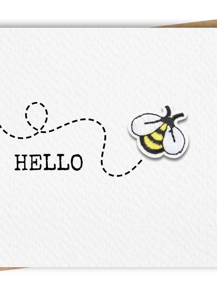 Carte « Hello » avec patch brodé en forme d'abeille et enveloppe en kraft pour la vente par Paper Kuts
