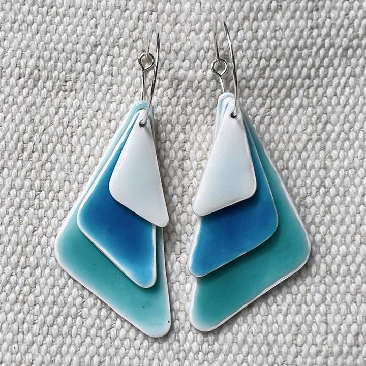 Boucles d'oreilles triangulaires superposées en dégradé de bleu pour la vente par Jenny Wren Jewelry