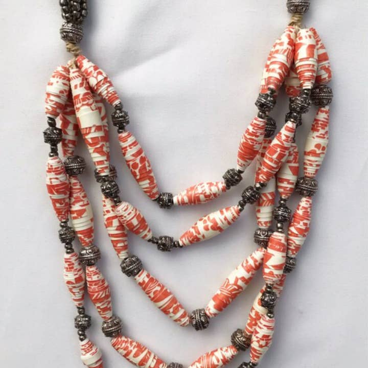 Collana di perline di carta fatta a mano colorata multifilo per la vendita all'ingrosso da parte di The Paper Beadery