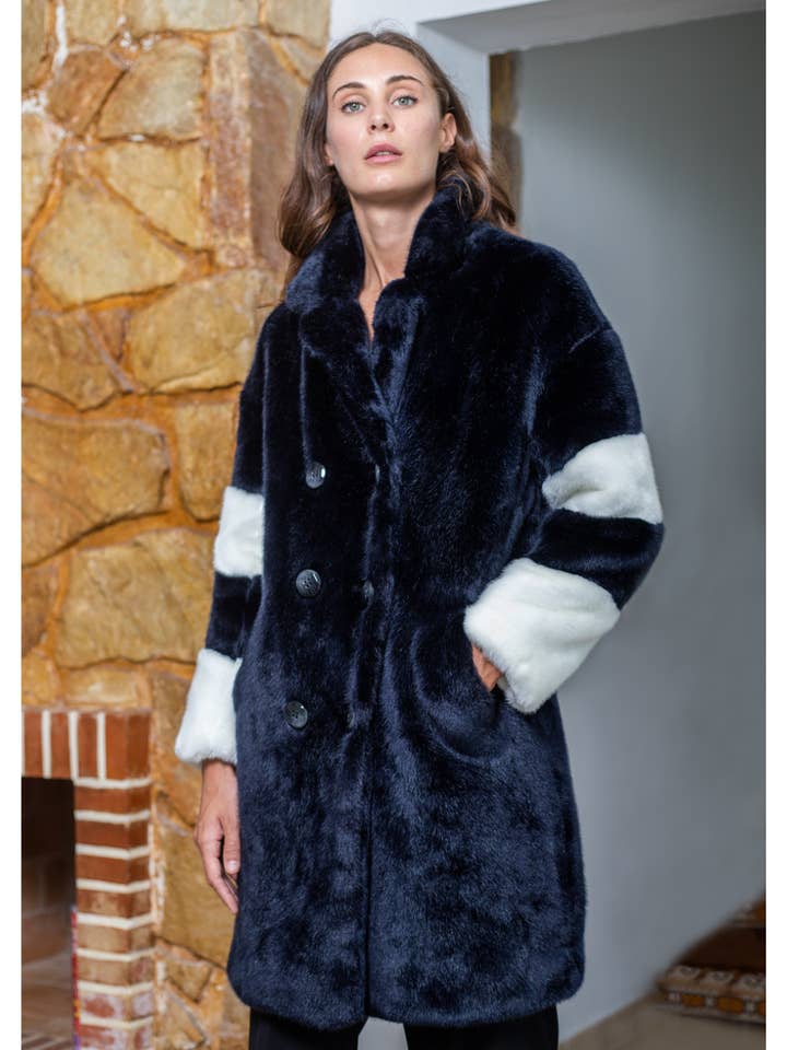 Abrigo Victoria BlackBear con líneas blancas for wholesale by SOHUMAN