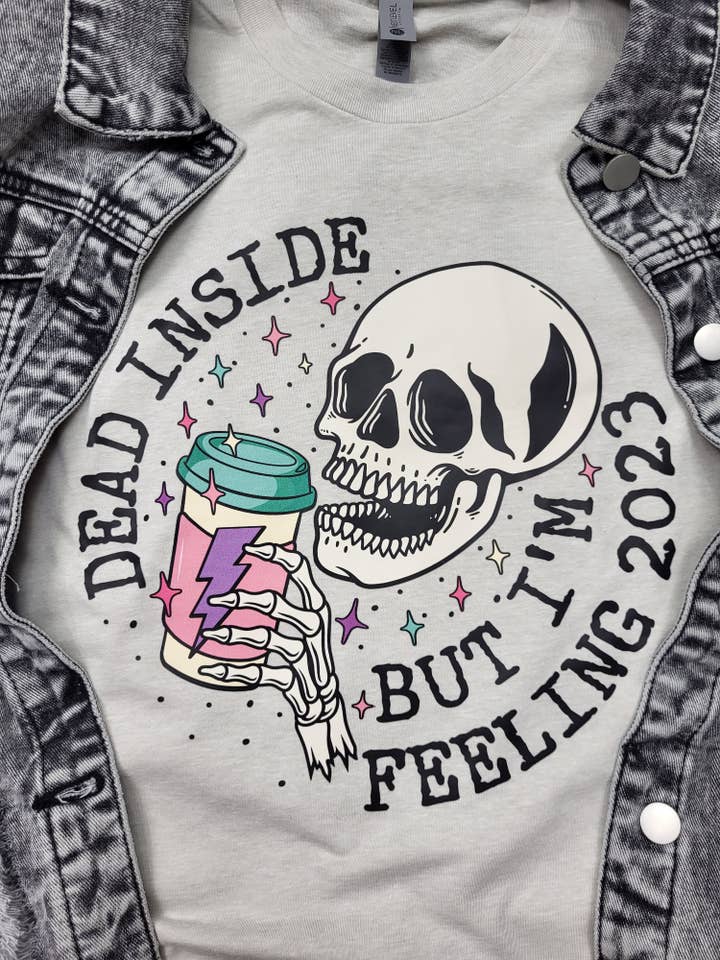 T-shirt Feelin 2023 per la vendita all'ingrosso da parte di Wanderlust Designs Wholesale