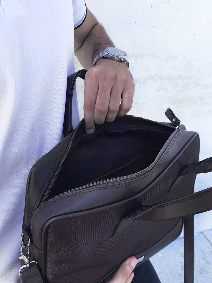 ATREVIDO MALETÍN MARRÓN OSCURO para venta al por mayor de Forever is Boring