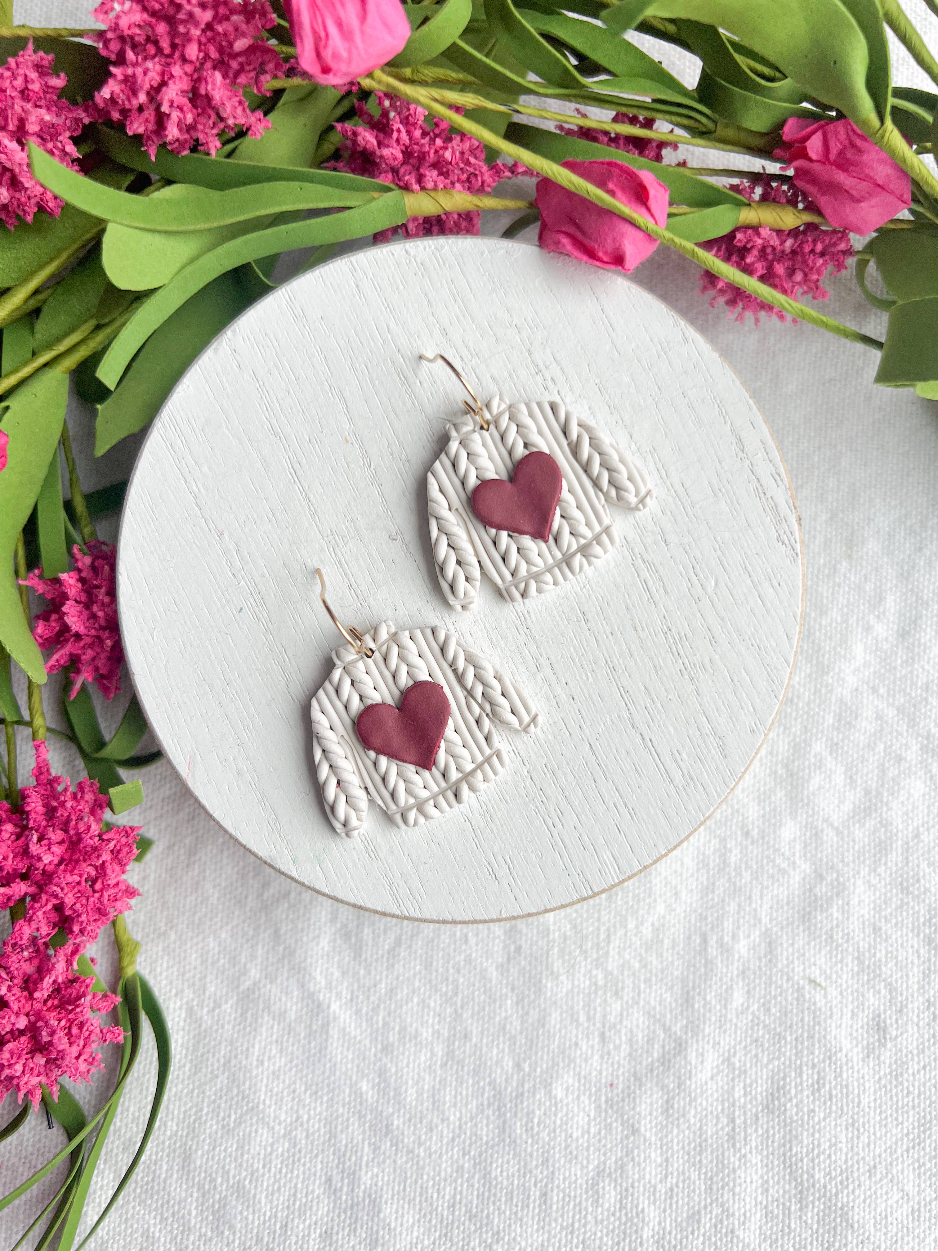 Morning Dew Designs - Vente Boucles d'oreilles pendantes - Boucles d'oreilles en argile polymère avec pull tricoté cœur pour la Saint-Valentin0