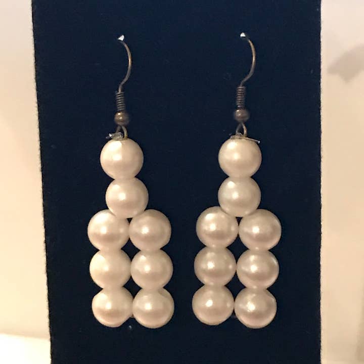 Eleganti orecchini alla moda con perle bianche per la vendita all'ingrosso da parte di Diamond Bella