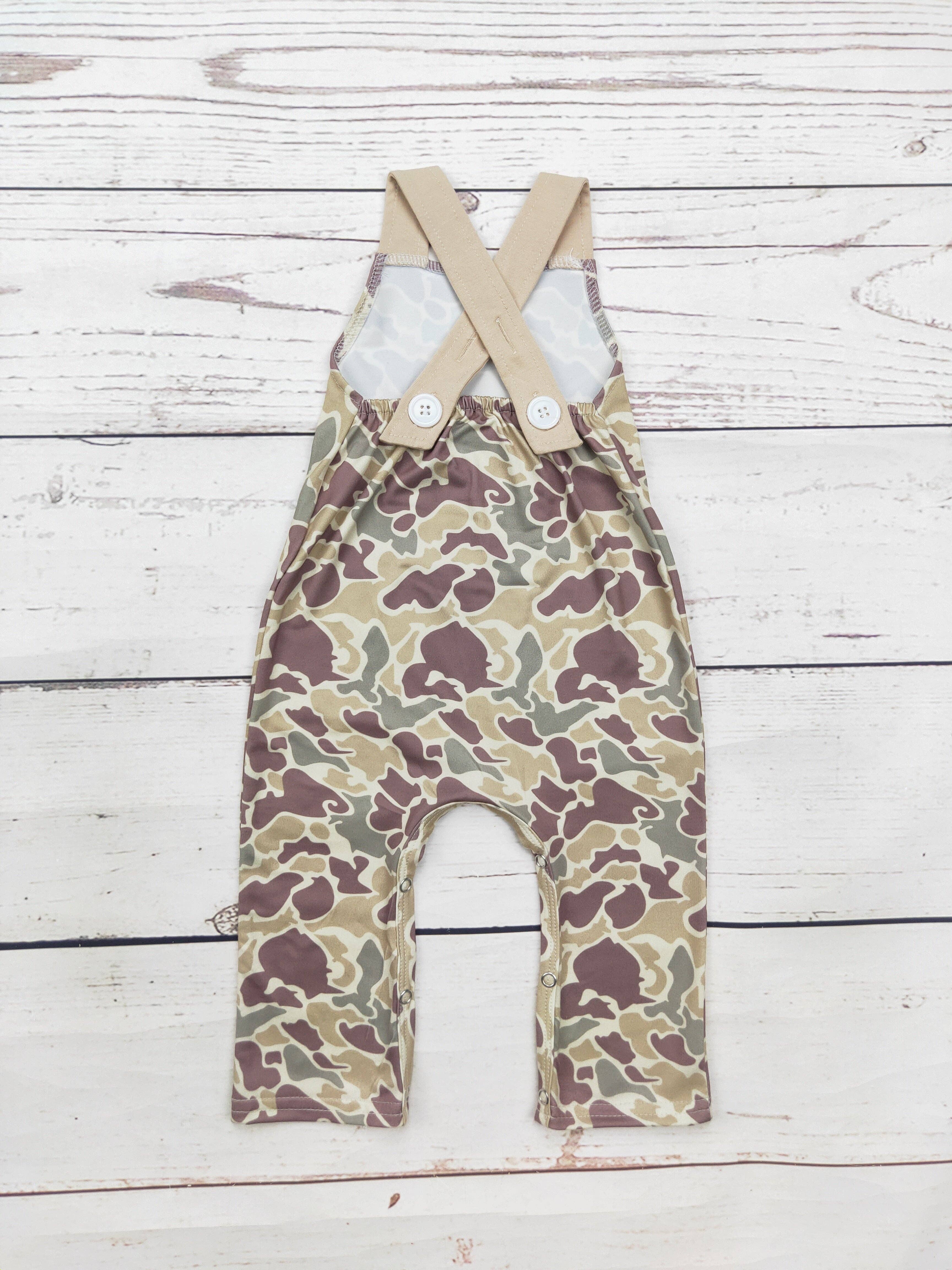 sassy kids palace – Großhandel Strampler – Baby – Baby-Jumpsuit mit Hirschapplikation in Camouflage-Optik für Jungen1