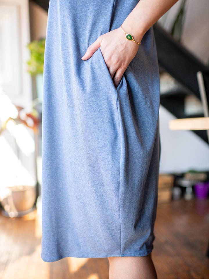 Knieriem Designs – Großhandel Kleid – Damen – Leichtes blaues Kurzärmliges Strickkleid mit V-Ausschnitt und Taschen2