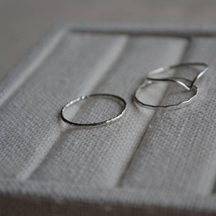 Kolera Jewellery – Anel de banda por atacado – Anel de prata com textura fina, Anel de prata cortado a laser, Anel de faixa texturizada de prata, Anel de empilhamento de prata, Anel de pilha texturizada de prata fina e delicada5