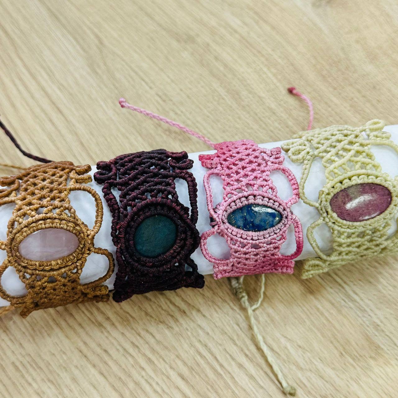 Hecho a mano - Vendita all'ingrosso Bracciale in tessuto/intrecciato - Bracciale largo con pietra e macramè3