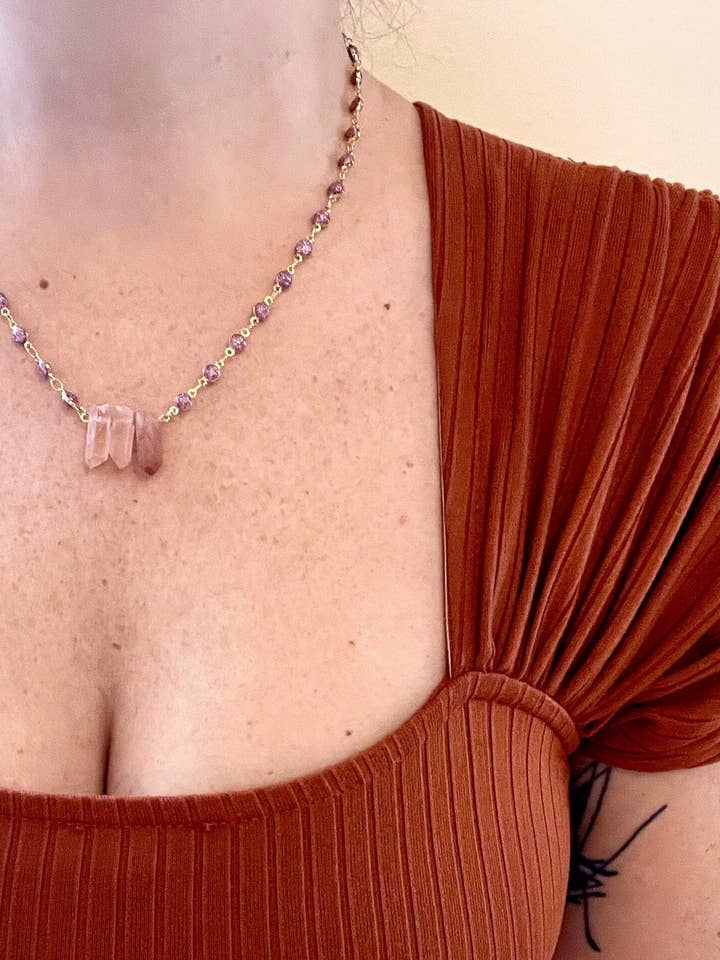 Collier à quartz en pêche avec chaîne en cristal rose plaqué or pour la vente par Lovely Sunday Jewelry