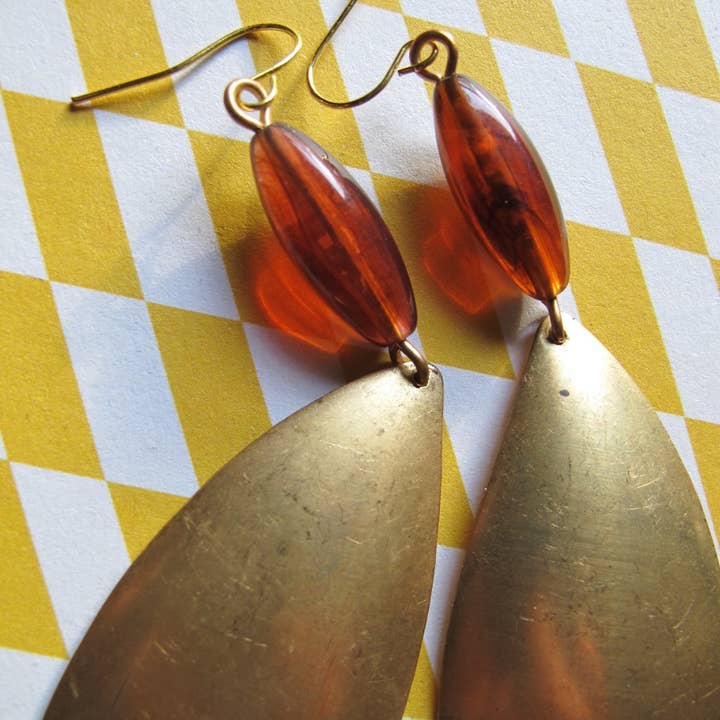 Pendientes de escudo de latón, cuentas de ámbar y colgantes de latón para venta al por mayor de Glamourpuss Creations