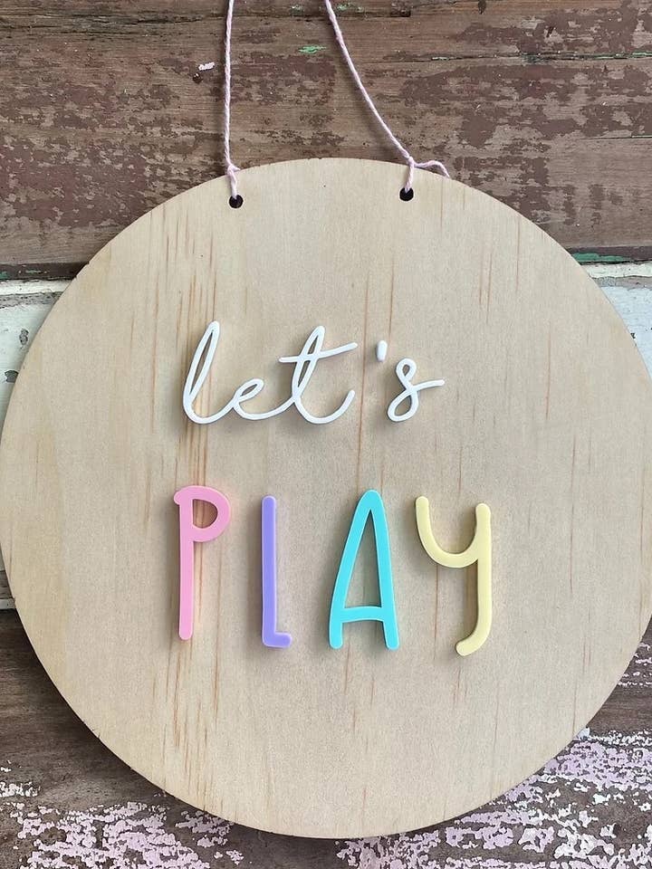 Panneau à suspendre « Let's Play » ou « Lets Read » en bois et acrylique pour la vente par Kai and Co